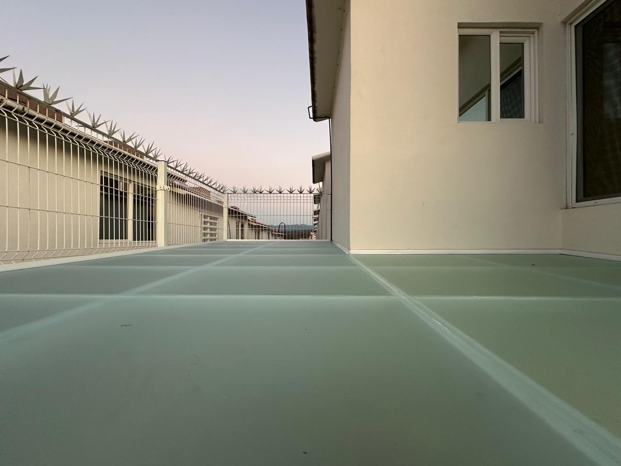 Cancelería de aluminio en taller de instalación