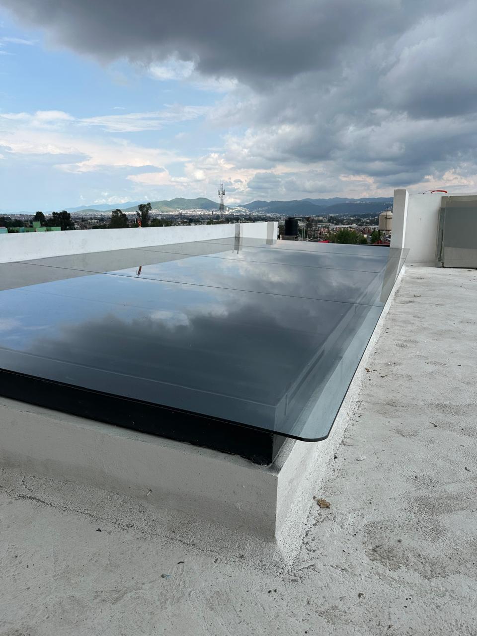 Detalle de cancelería de aluminio negro