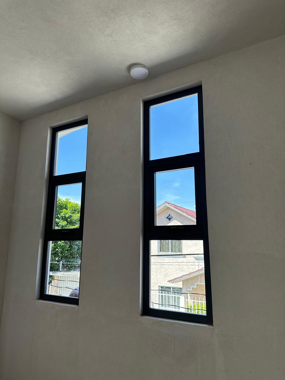 Casa DL — domos y cancelería en aluminio acabado Gris Europa