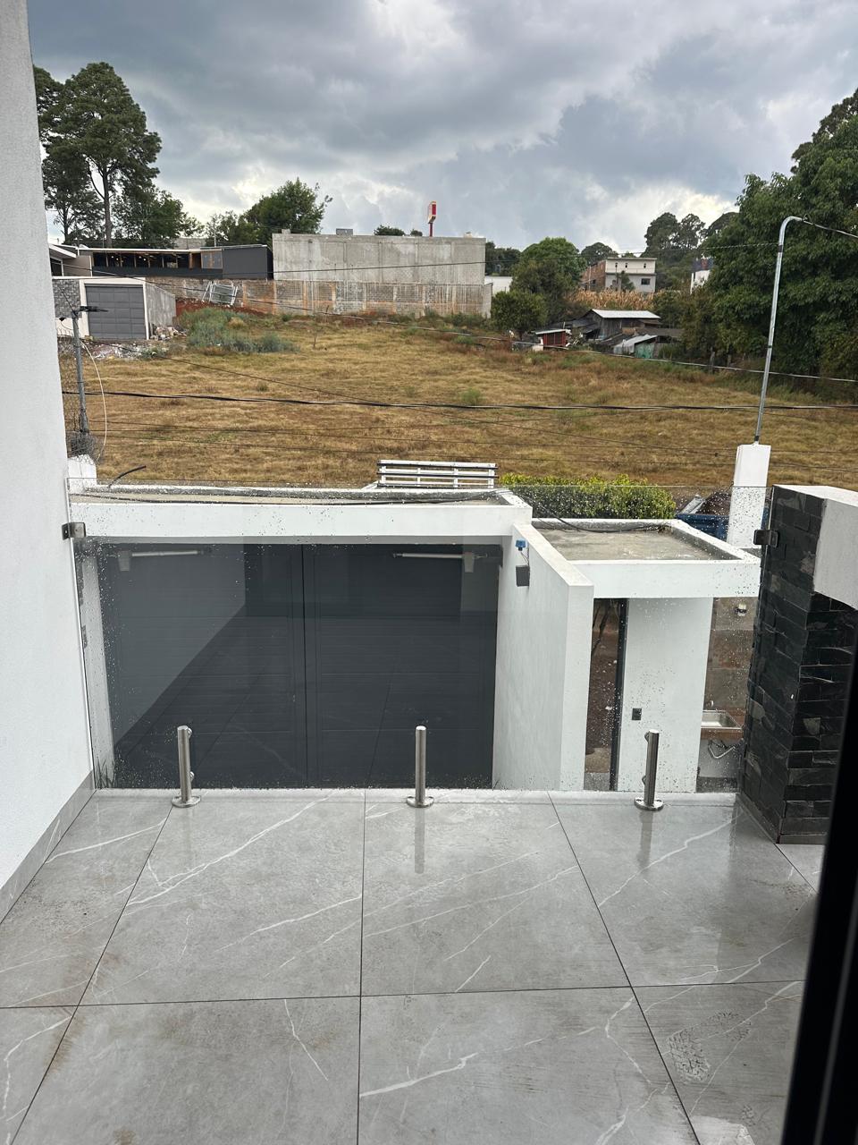 Casa HV — barandal de vidrio templado 10mm con herrajes de acero inoxidable