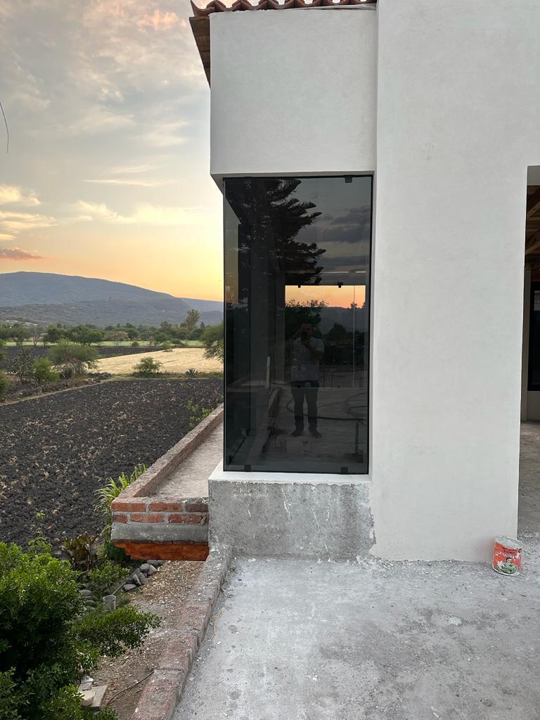 Construcción en obra gris con vista al campo