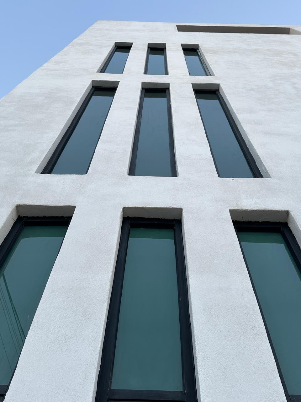 Edificio con ventanas de aluminio verticales