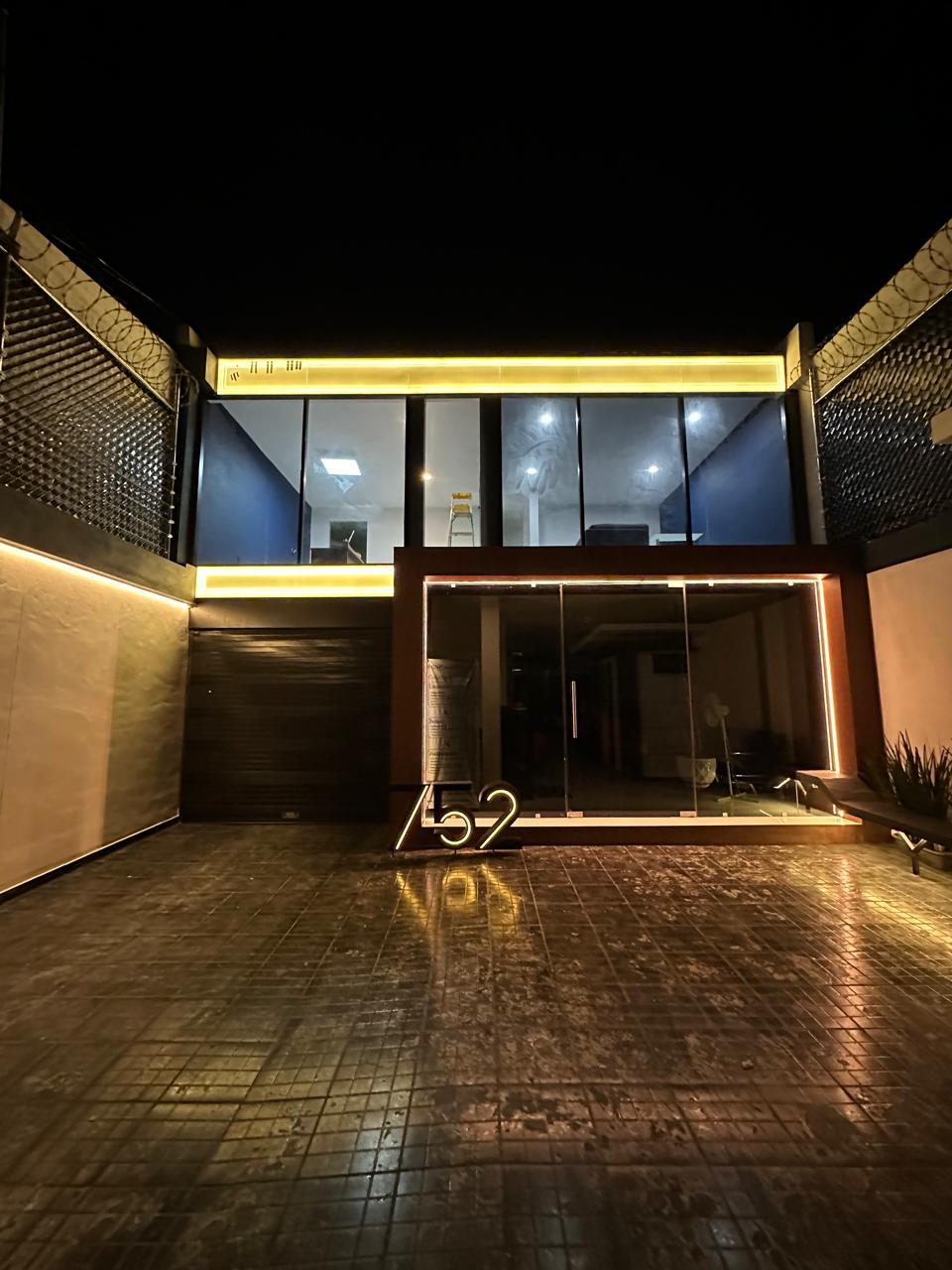 Fachada de cristal y aluminio con iluminación nocturna