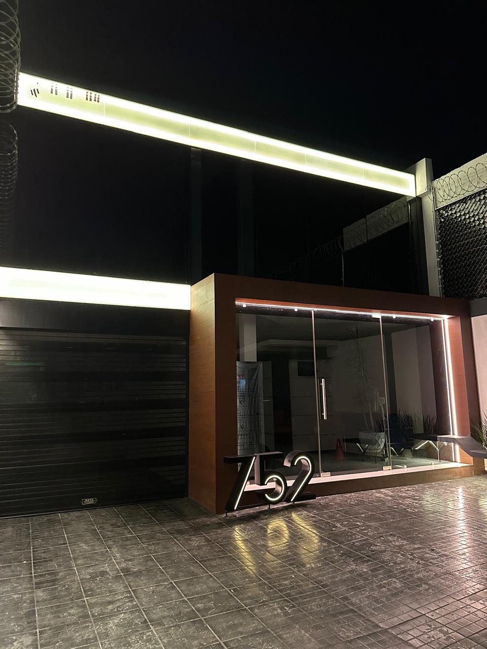 Fachada nocturna con iluminación LED