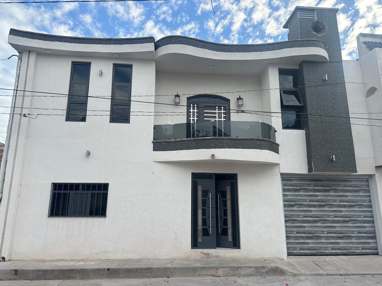 Fachada residencial de día con ventanas de aluminio