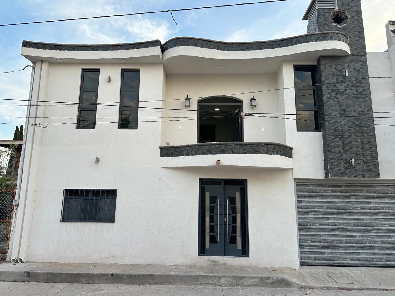 Fachada residencial con ventanas de aluminio