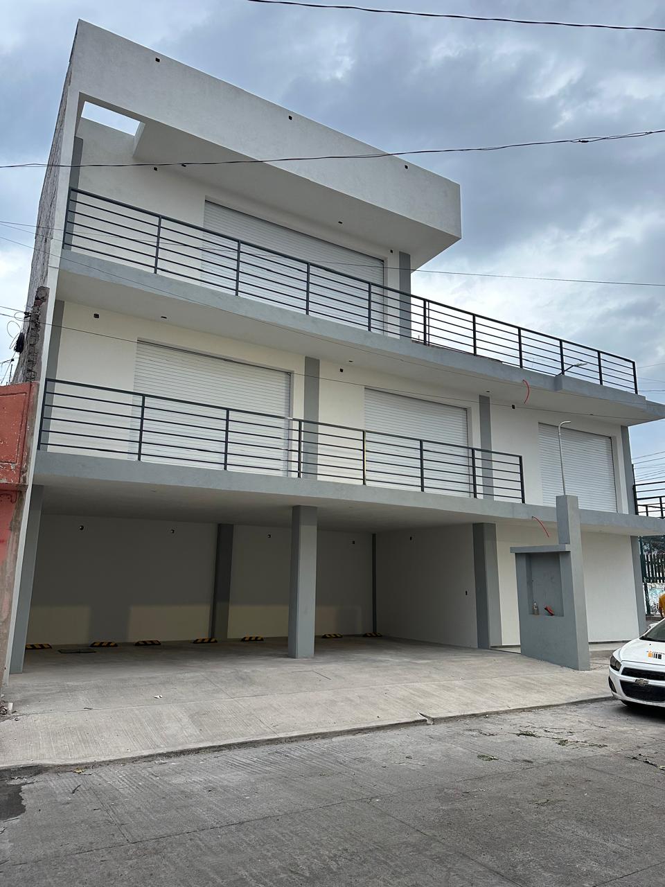 Construcción residencial — fachada con ventanas de aluminio