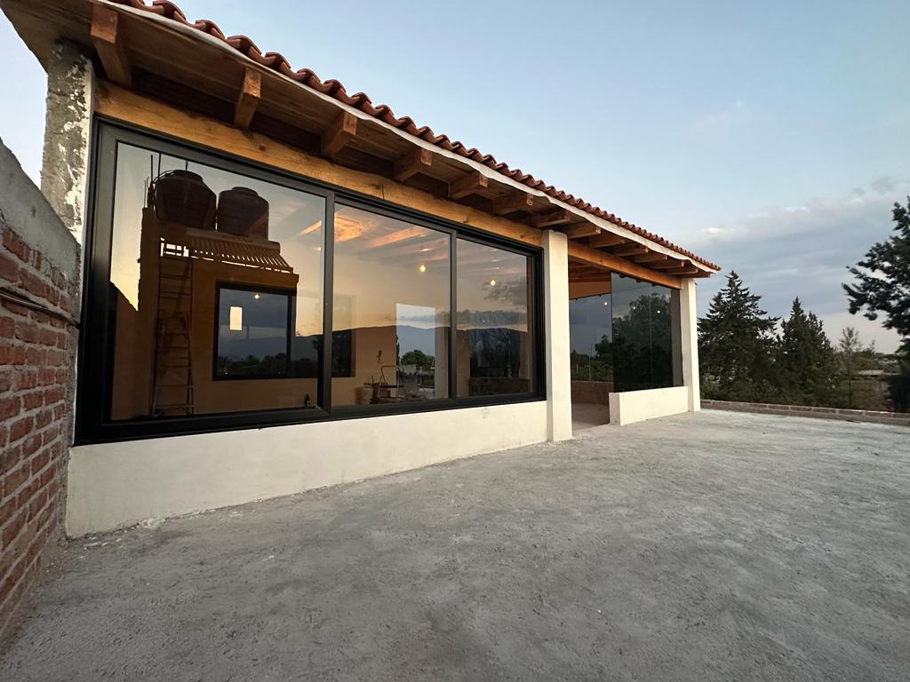 Terraza con techo de madera