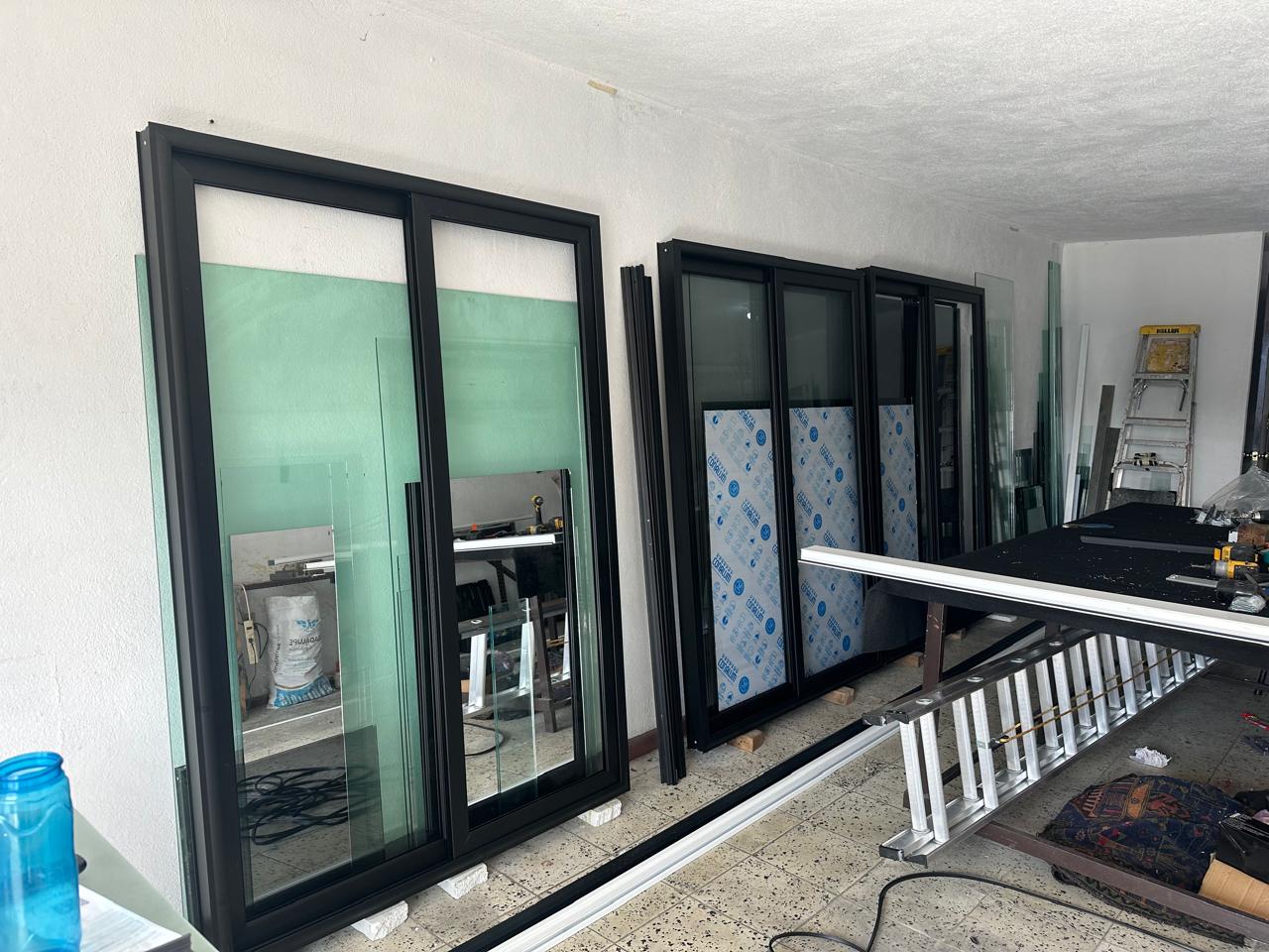 Taller con marcos de aluminio listos para instalar
